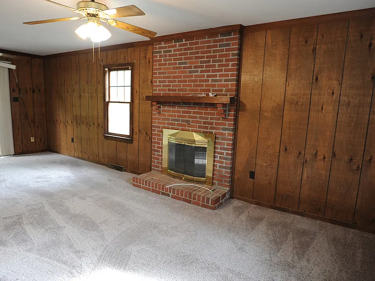 Den-Fireplace not available for use
