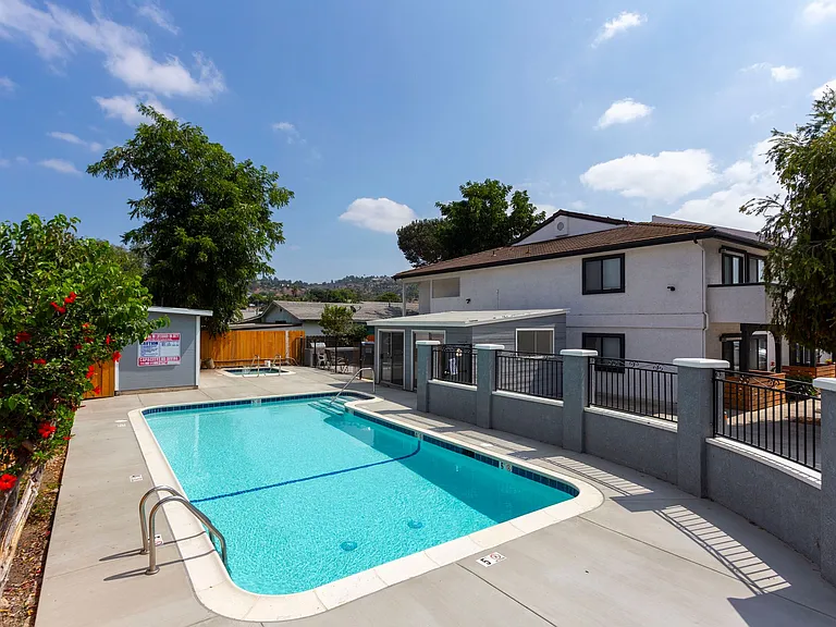 Oasis Apartments — Photo 12