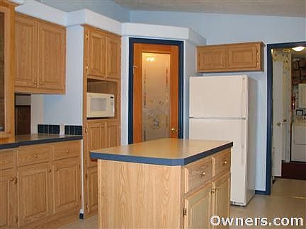 Kitchen w/walk-in pantry