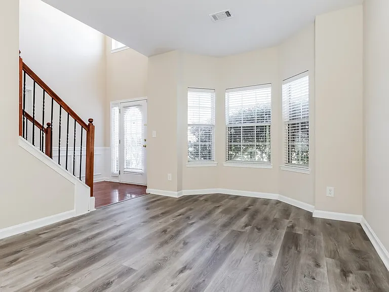 3752 Sunbridge Dr — Photo 6