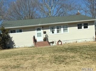 100 Wagon Ln, Centereach, NY 11720