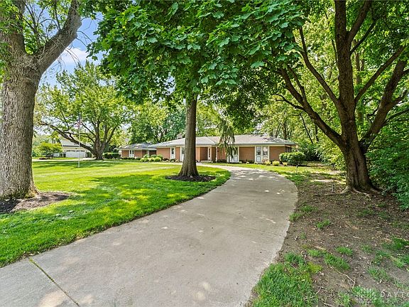 3rd image of 1040 Hillcrest Dr