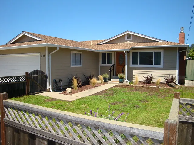 851 Standish Rd — Photo 2