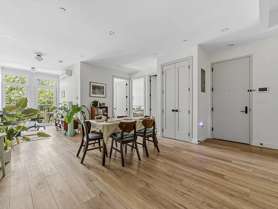 270 Sullivan Pl #6D