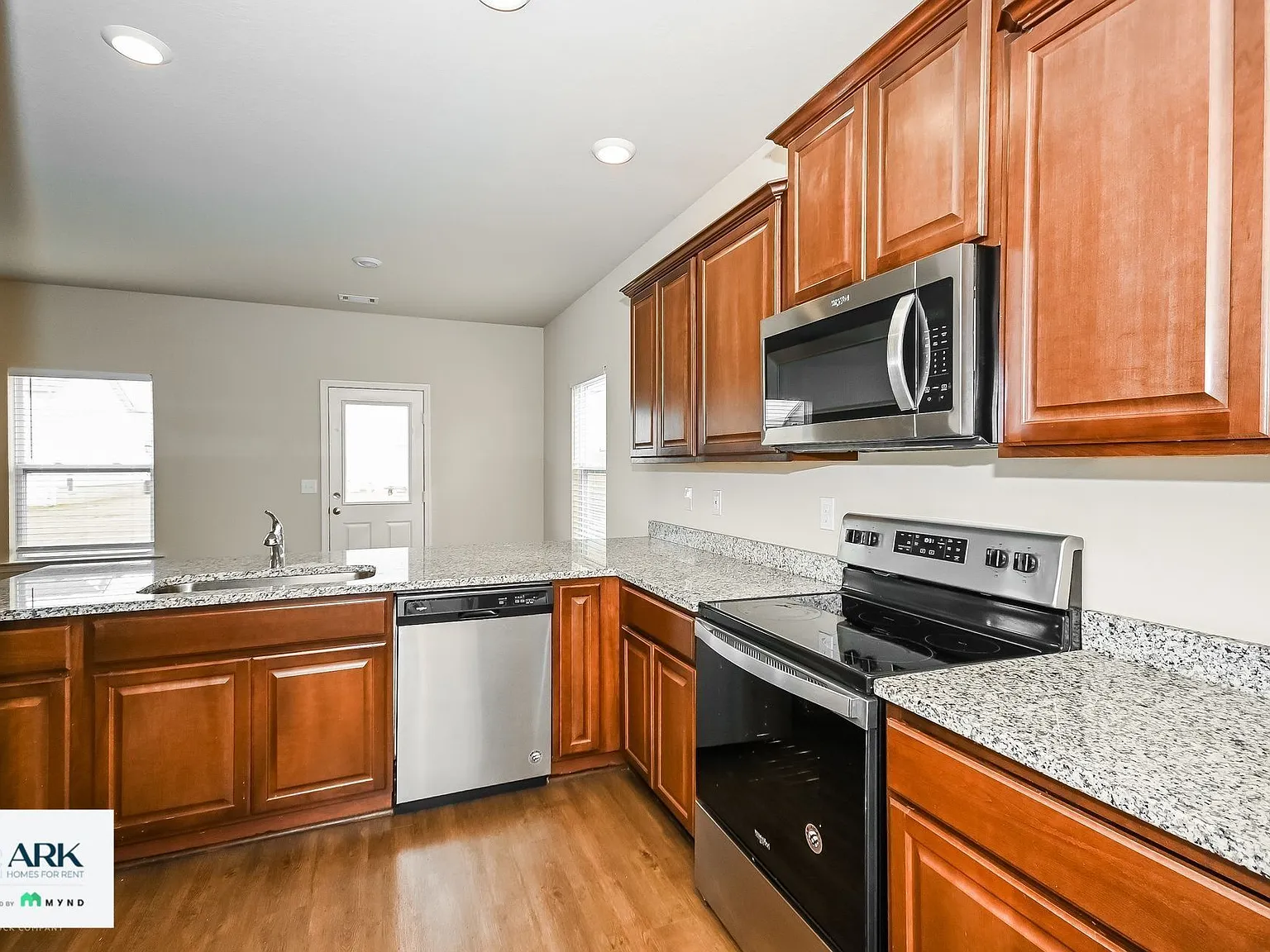 3 bed, 2.5 bath, 1689 sqft, $1,929 — Photo 3