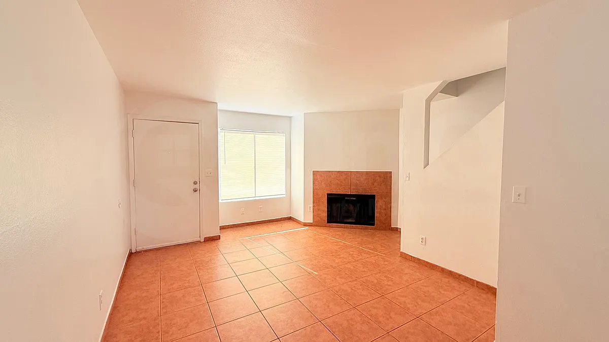 2 bed, 2.0 bath, 950 sqft, $1,375 — Photo 2