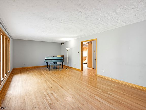 4th image of 6979 Taylor Rd
