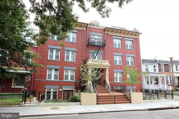 610 Irving St NW — Photo 1
