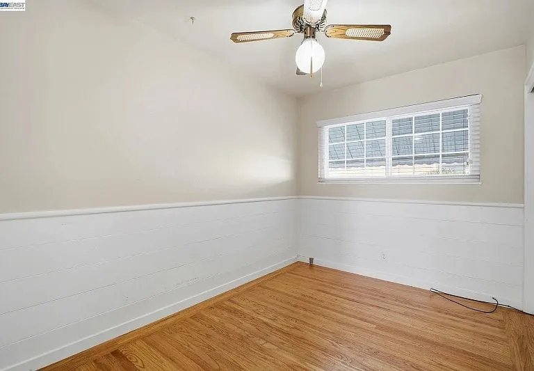 930 Castle St — Photo 16