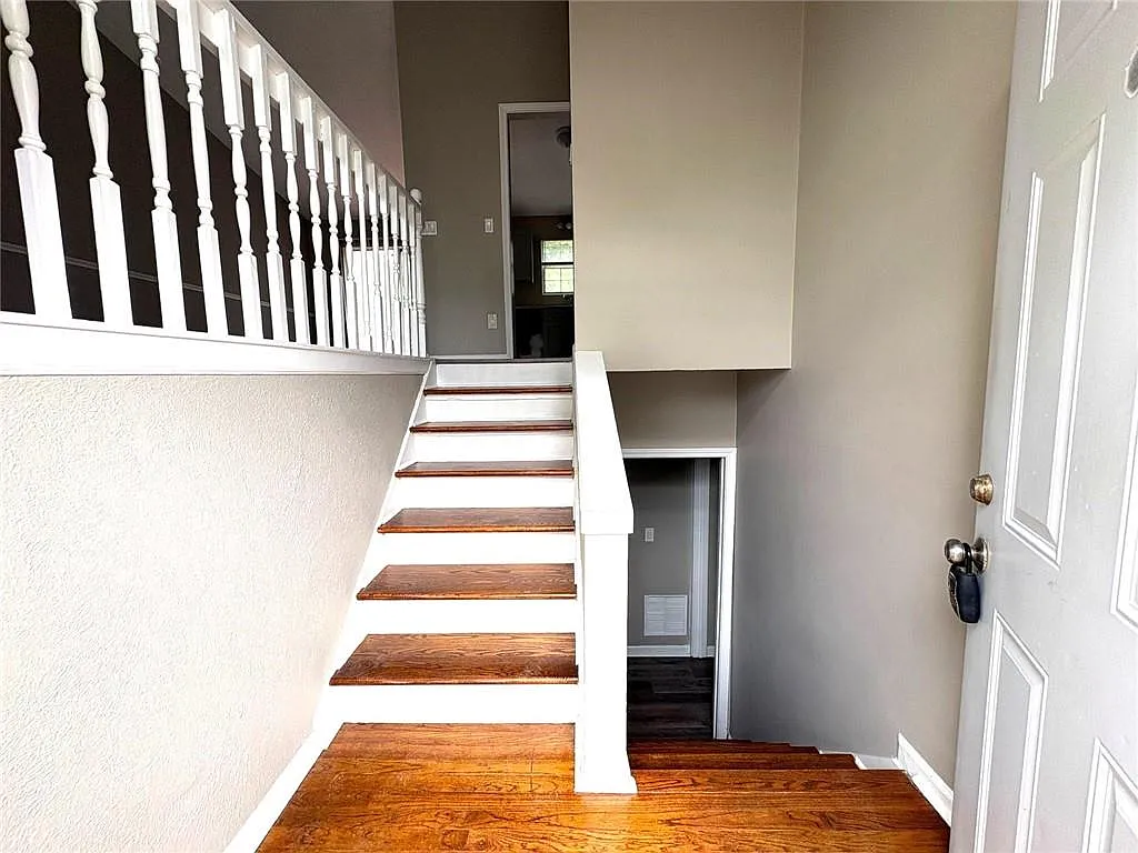 5 bed, 3.0 bath, 1532 sqft, $2,200 — Photo 2
