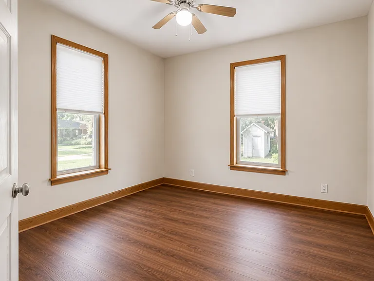 511 W Wisconsin St — Photo 12