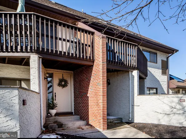 640 Geneva Dr APT 13, Mechanicsburg, PA 17055