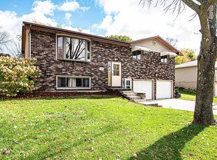 5276 Sun Valley Dr, Dubuque, IA 52002