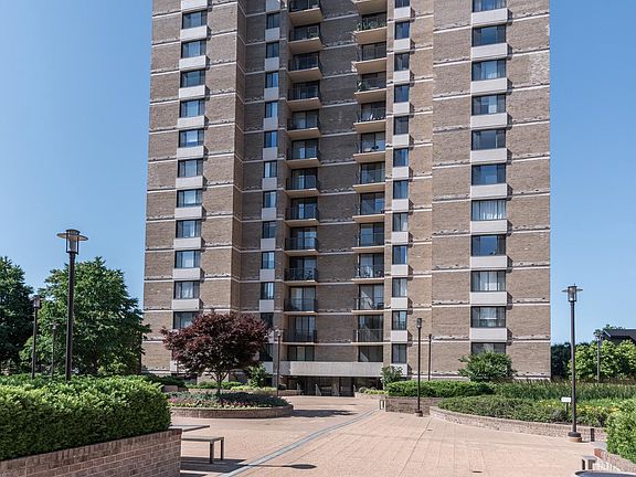 3rd image of 118 Monroe St APT 610