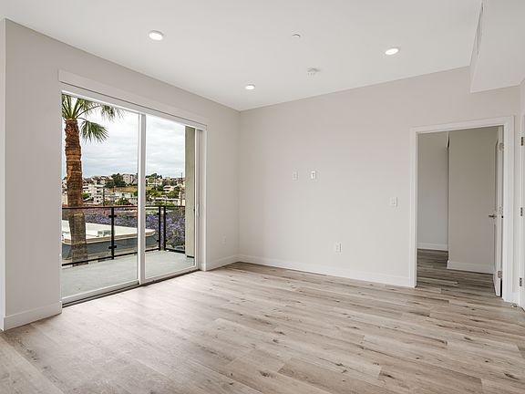 2nd image of 3308 Mentone Ave #201