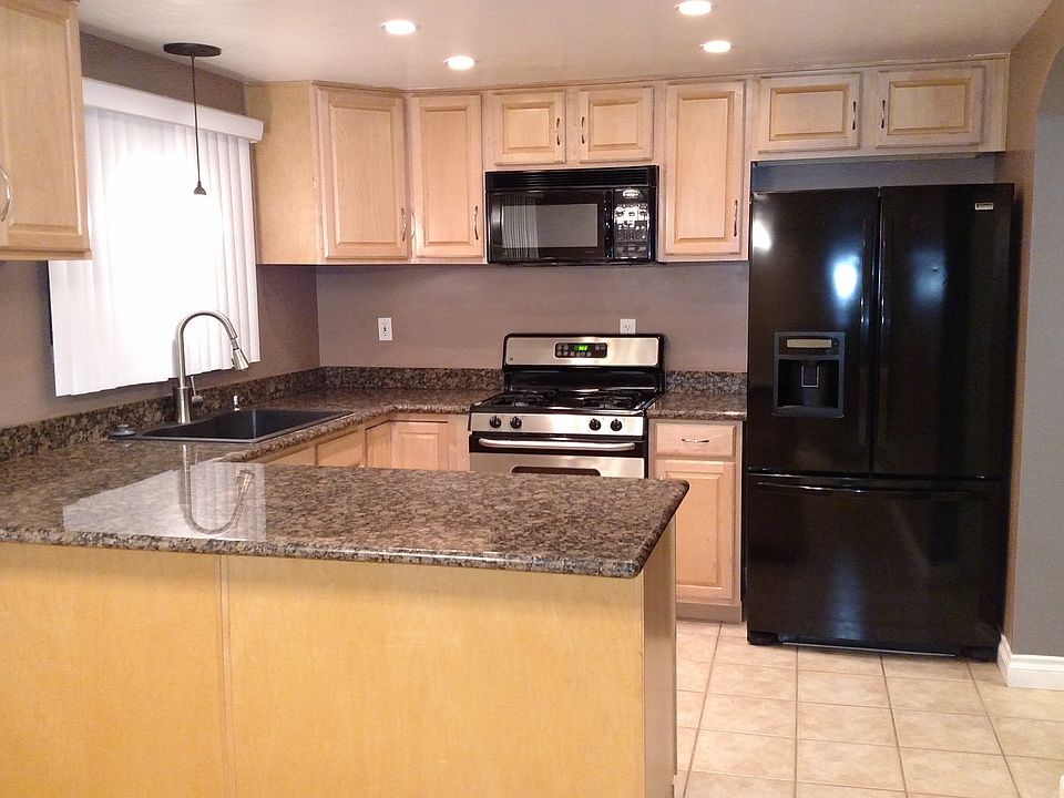 KITCHEN w/ MAPLE CABINETRY