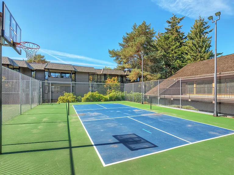 Executive Estates — Photo 39