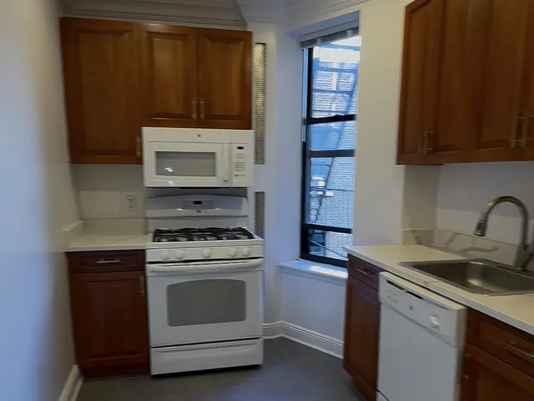 200 Riverside Dr #8C — Photo 4
