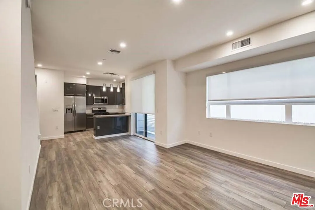 2 bed, 2.5 bath, 1155 sqft, $2,995 — Photo 2