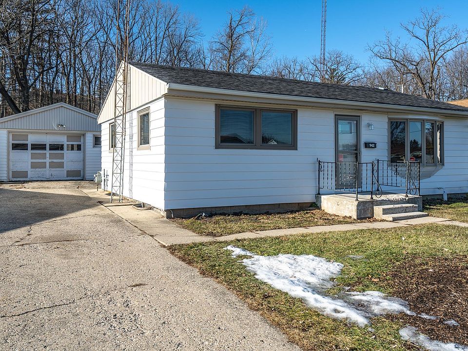 1st image of 942 Carey St