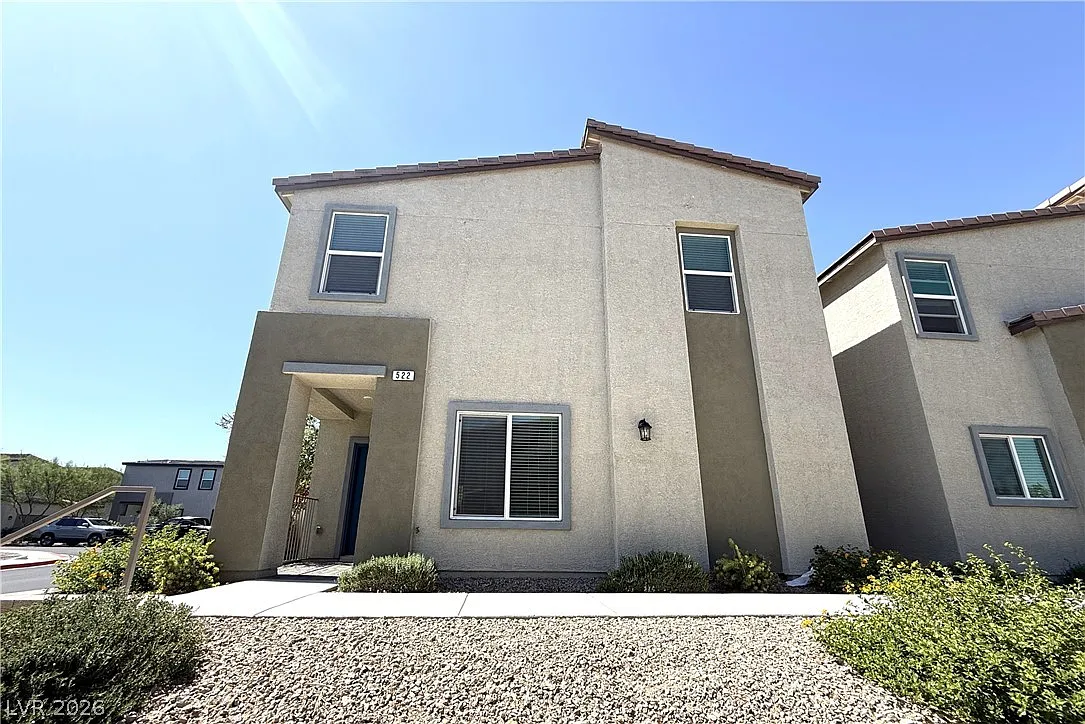 3 bed, 2.5 bath, 1820 sqft, $2,240 — Photo 1