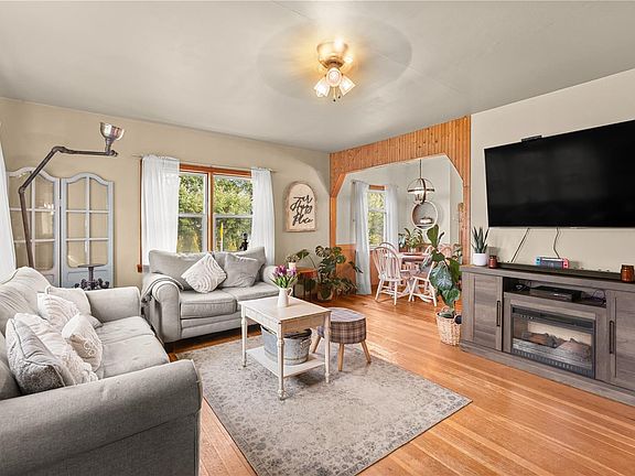 4th image of 10845 Chemainus Rd