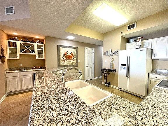 Kitchen & wet bar