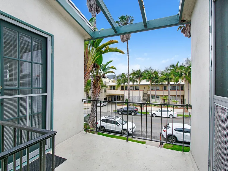 500 California Ave, North of Wilshire in Santa Monica. 5 blocks to the beach — Photo 27