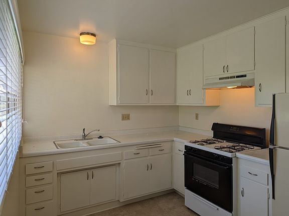 3rd image of 418 E Micheltorena St Unit 4