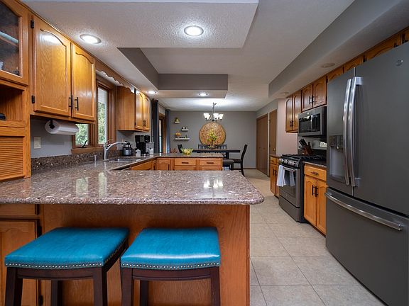 3rd image of 4036 Fox Hills Dr