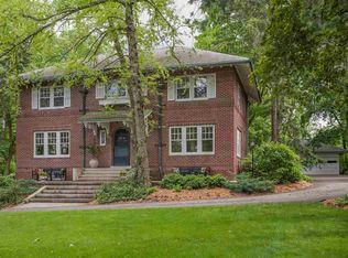 2225 Ridgeway Dr SE, Cedar Rapids, IA 52403