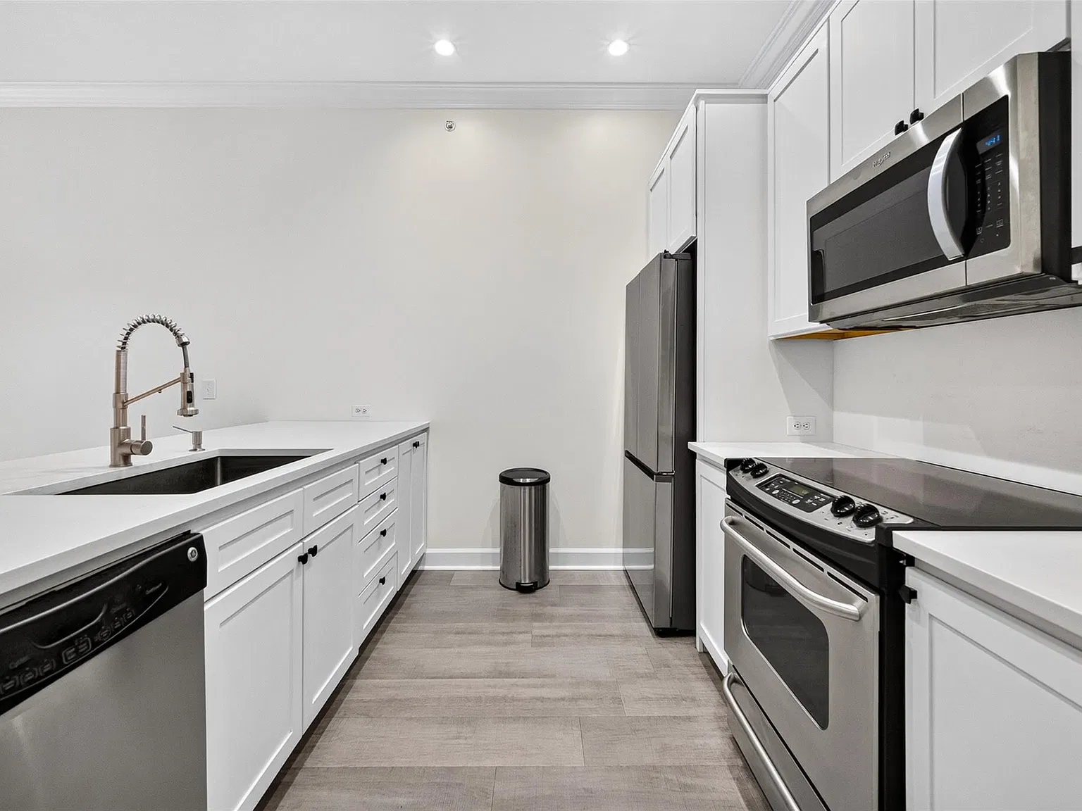 1 bed, 1.0 bath, 827 sqft, $1,850 — Photo 2