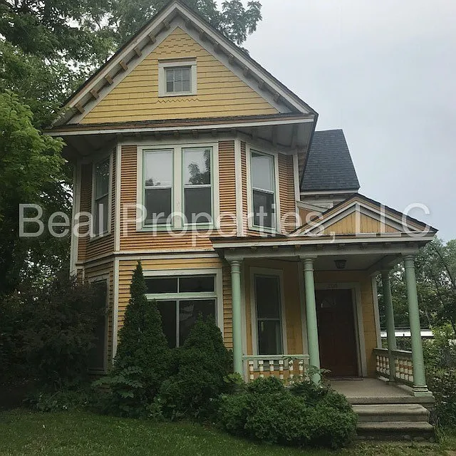 204 E Cross St photo 1
