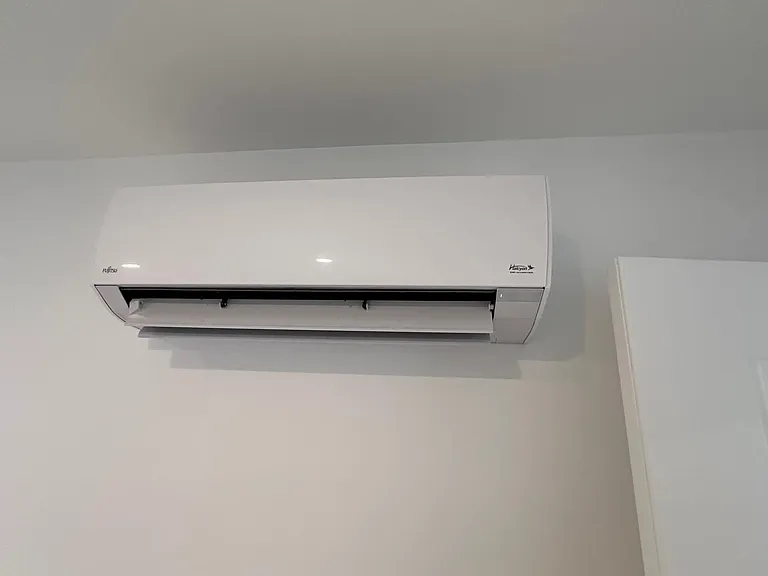 Energy efficient Fujitsu heat pump system for heating and cooling