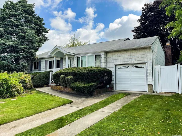 23 Roberts Street, Farmingdale, NY 11735