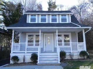 17 Capitol Ct, Oyster Bay, NY 11771