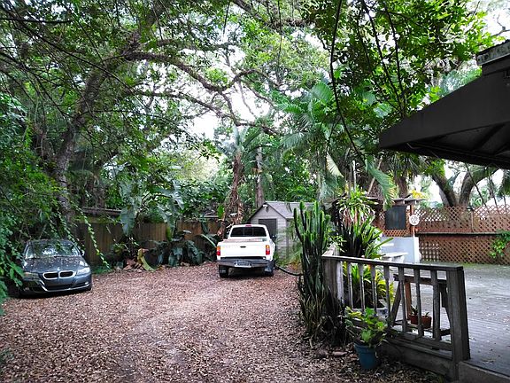 3rd image of 555 SW 11th Ave #1