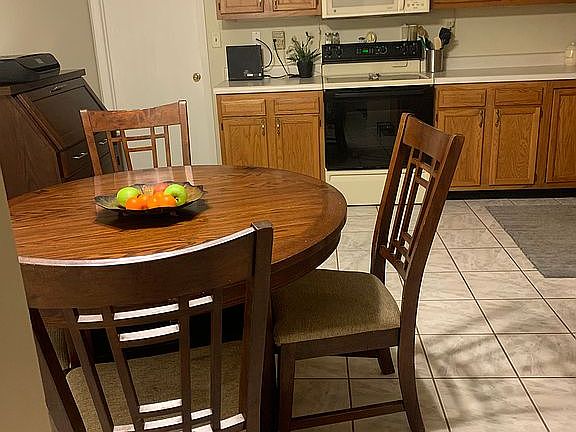 4th image of 405 Castlewood Ct