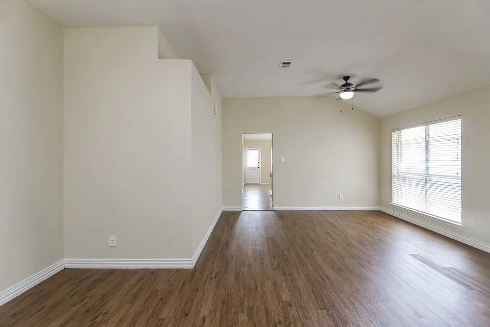 3 bed, 2.0 bath, 1713 sqft, $2,640 — Photo 3