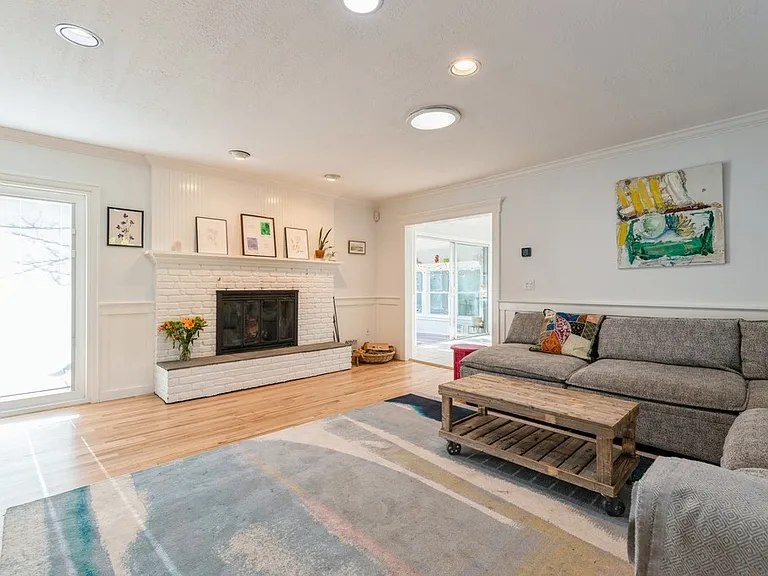 122 Pembroke Dr — Photo 3