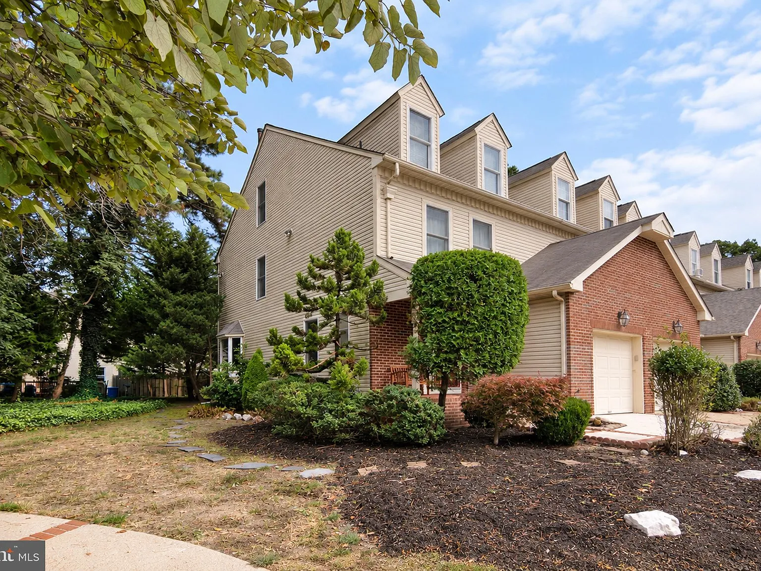 3 bed, 3.5 bath, 4305 sqft, $3,500 — Photo 4