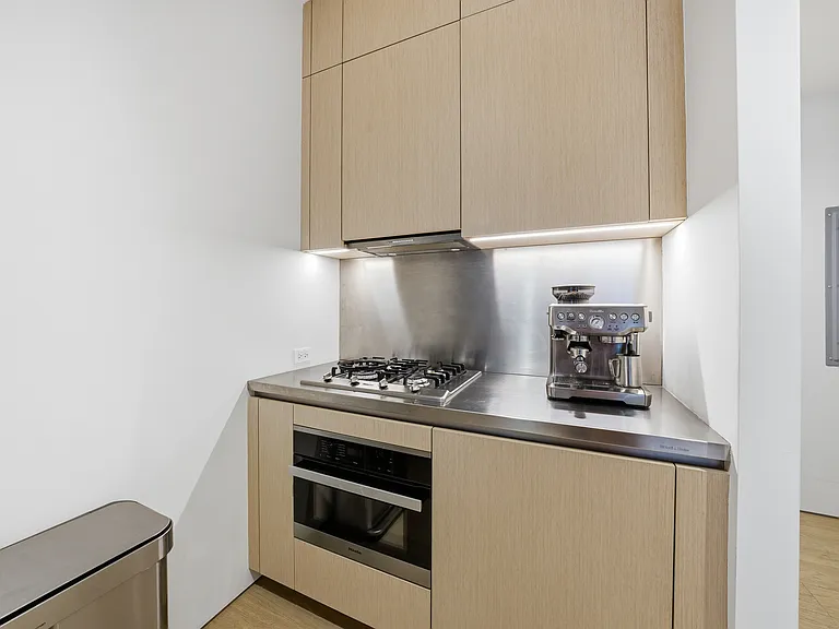 251 W 14th St #5C — Photo 7