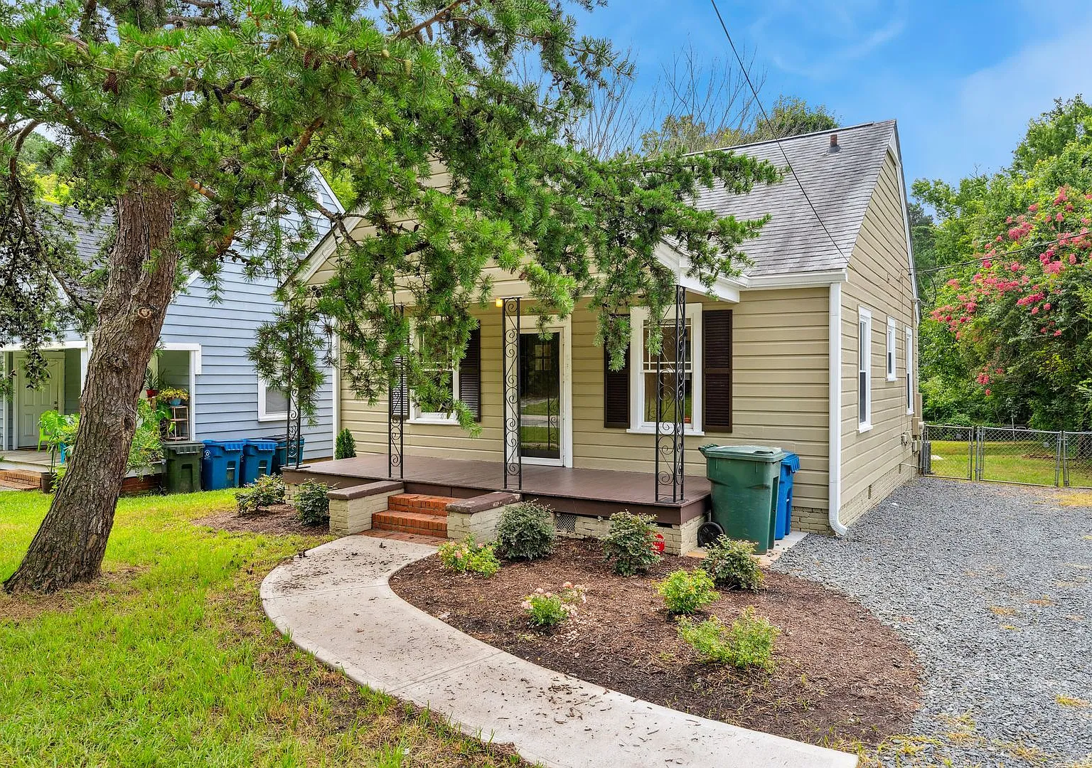 Charming 2 Bedroom 1 Bath Home With Home Office and Massive Fenced in Yard!! — Photo 2