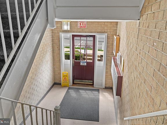 5th image of 3901 Lyndhurst Dr APT 201