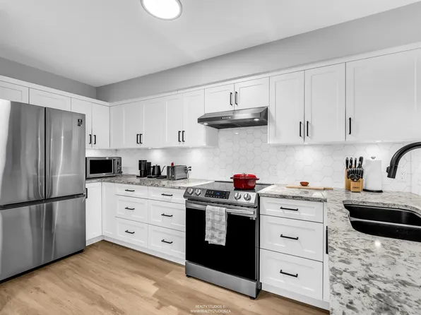 10866 City Pkwy #222, Surrey, BC V3T 5W9