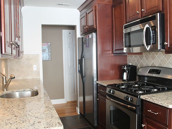 4th image of 162 Surrey Ct