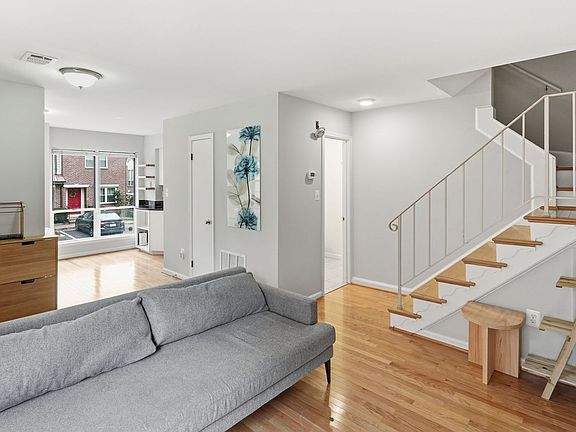 4th image of 1113 N Vernon St