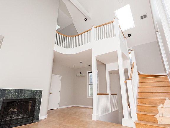 2nd image of 1931 W Newport Ave #2
