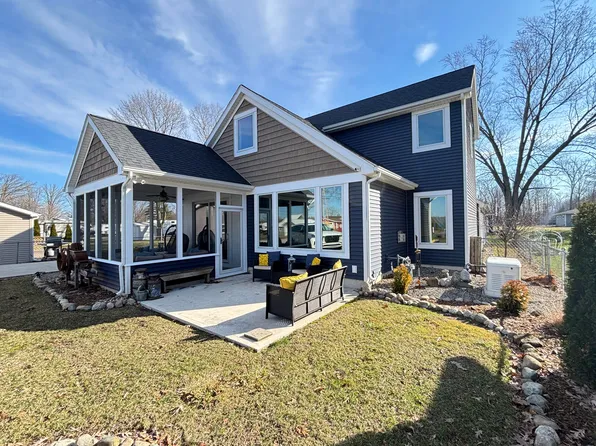 201 Wildwood Beach Rd, Quincy, MI 49082