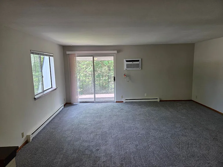 1384 Meadowcreek Dr — Photo 2